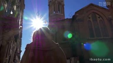 慢动作斯坦尼康拍摄的一个女人徘徊在通过德尔巴比诺街在罗马她经过基耶萨迪